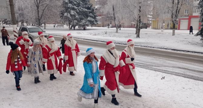 В ОРЛО на улицы города вышли Деды Морозы и Снегурочки
