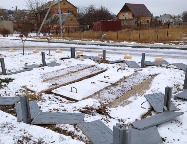 В Бахмуте разрушили забор на городской набережной: фото