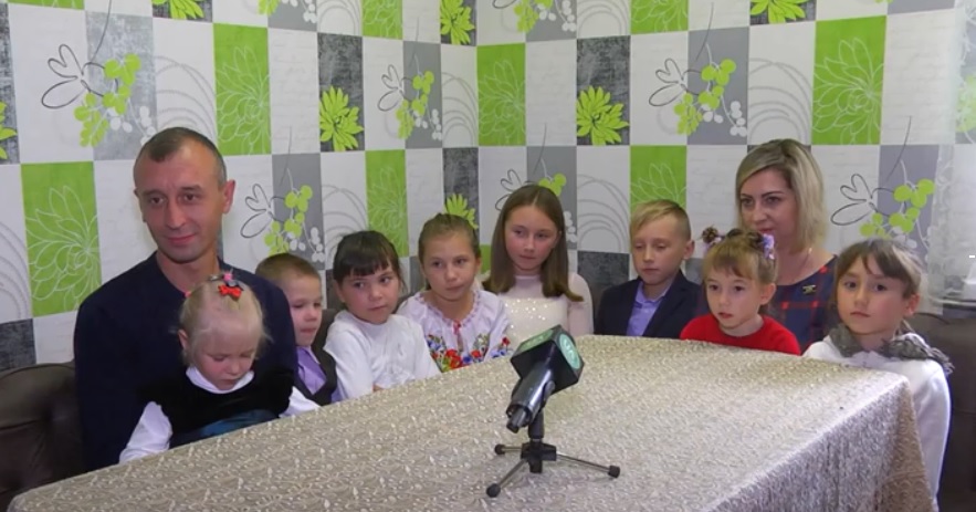 Евгений и Марина Понедельченко воспитывают родного сына Дмитрия… и 9 приемных малышей