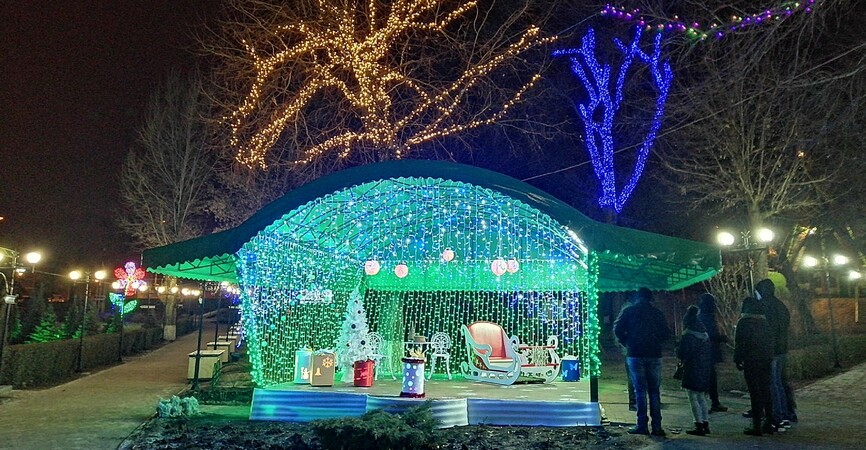 В Луганске украсили парк к Новому году: фото