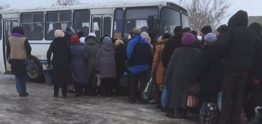 Жителя ОРЛО задержали за незаконные автоперевозки людей: конфисковали десятки банковских карточек пенсионеров