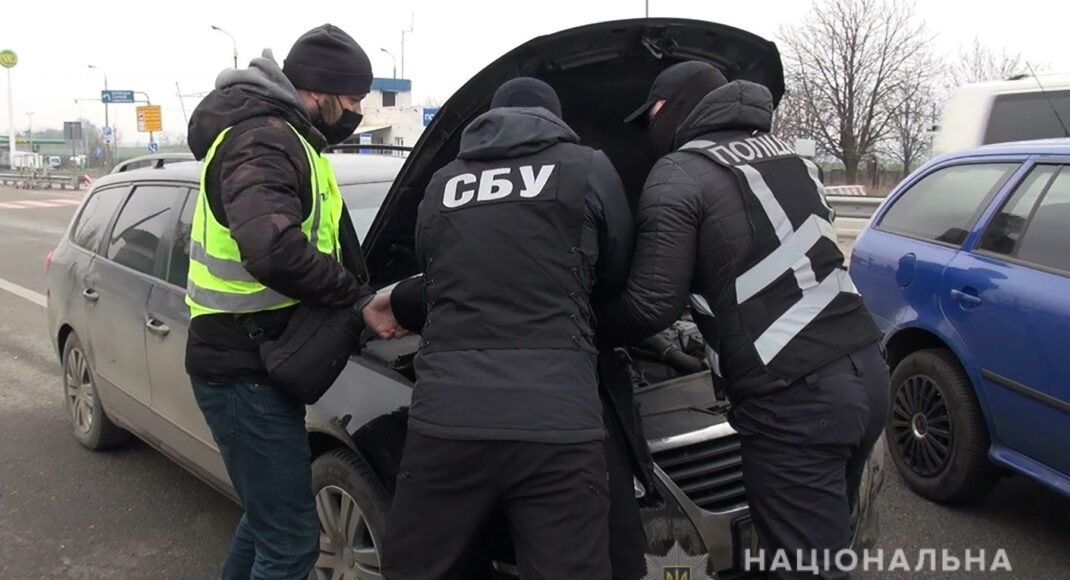 Правоохоронці ліквідували незаконний канал переправлення людей в "ДНР"