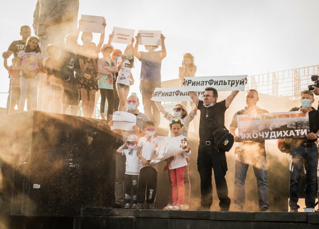 Во Всемирный день окружающей среды эко-активисты провели митинг под лозунгами #ХочуДышать и #РинатФильтруй.