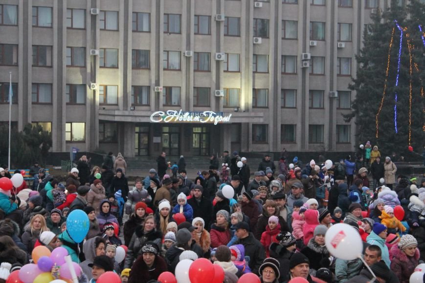 В Славянске в массовке и без масок провели торжественное открытие городской елки: фото