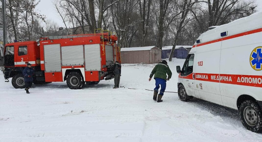 На Донеччині через негоду на дорогах застрягли дві машини швидкої допомоги