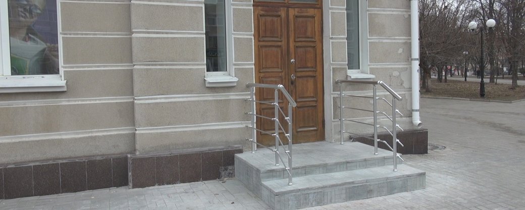 В Бахмуте сделали крыльцо в клубе ветеранов за 35 тыс. грн без пандуса: видео
