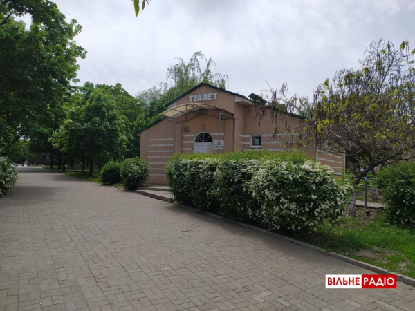 Один почти на 7 тысяч жителей. Почему в городах Донбасса жалуются на общественные туалеты и что с этим делать?
