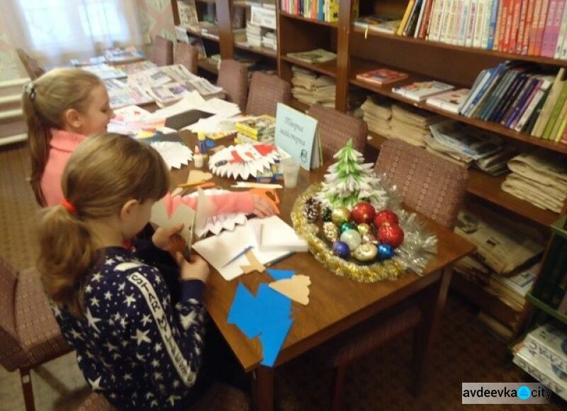 В прифронтовой Авдеевке работает новогодняя мастерская