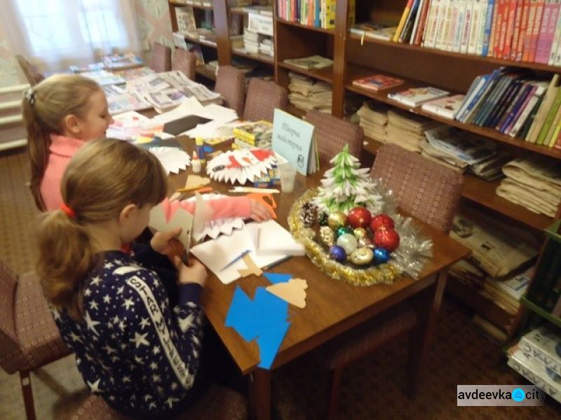 В прифронтовой Авдеевке работает новогодняя мастерская