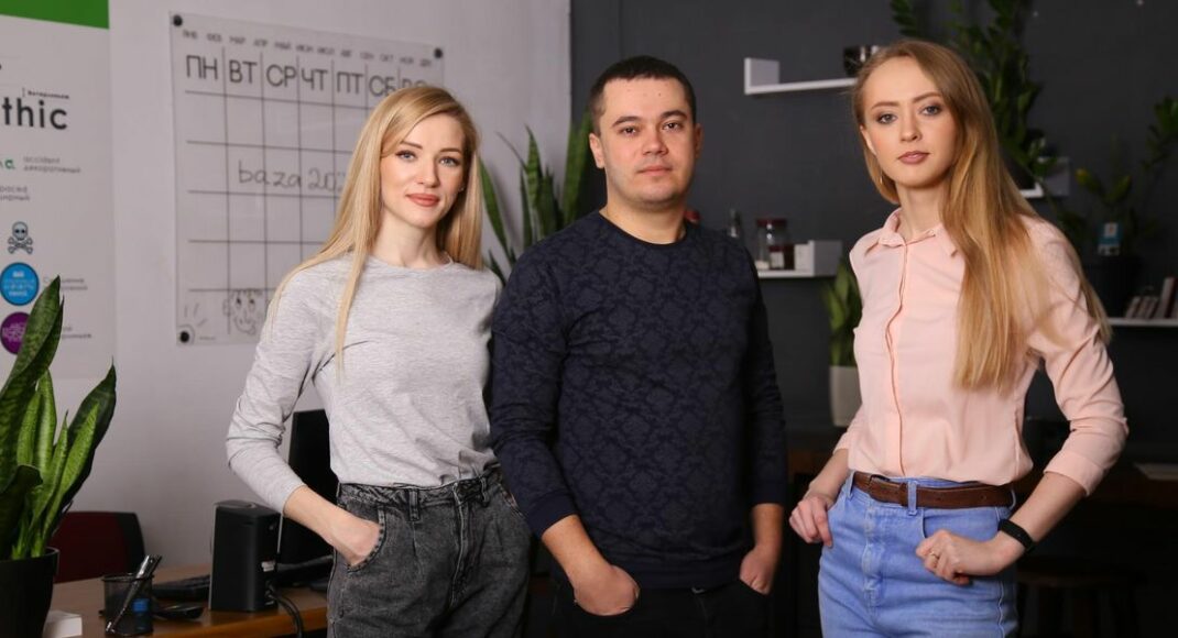 "Творить и зарабатывать": как семья из Северодонецка открыла первую на Луганщине школу дизайна