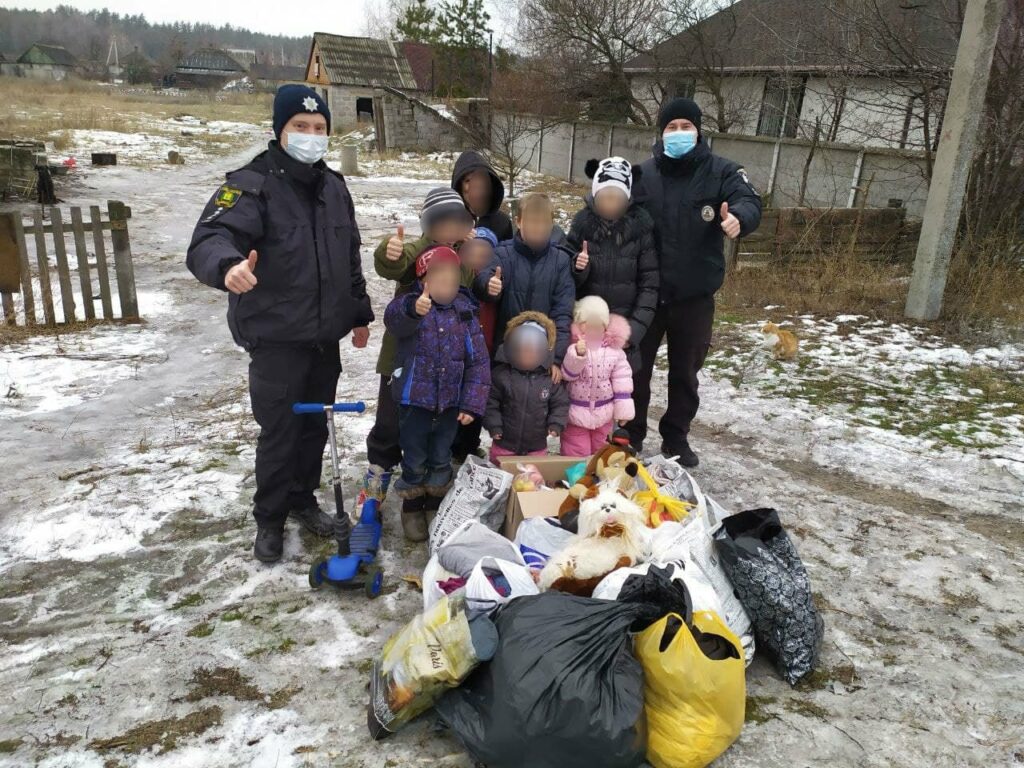 Жители Лимана на Новый год передали помощь многодетным семьям