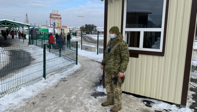 Оккупанты до сих пор блокируют пять КПВВ на Донбассе