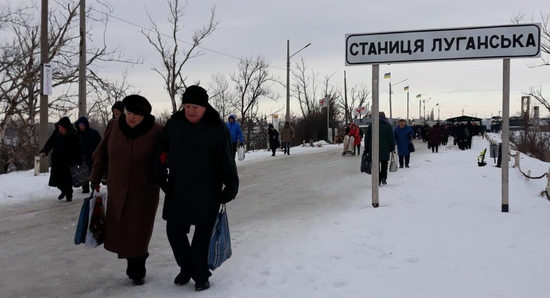На КПВВ "Станица Луганская" задержали двух человек: подозревают в сотрудничестве с НВФ