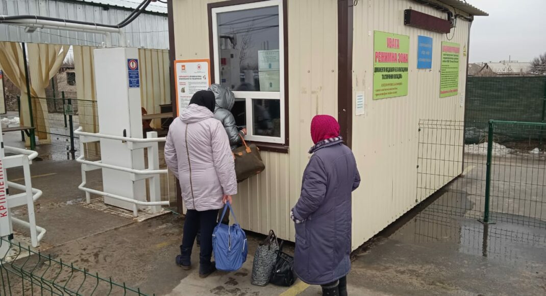 КПВВ жителі окупованої частини Донбасу найчастіше перетинають, щоб зняти гроші