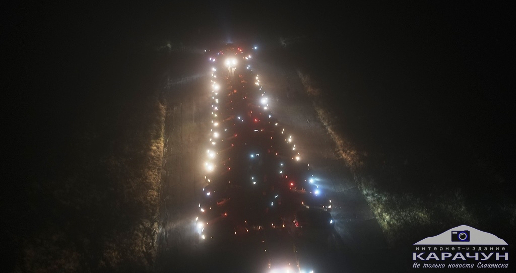 В Святогорске собрали рождественскую автоелку