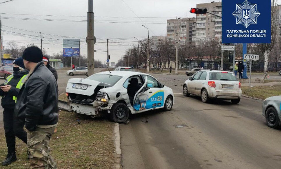 В Мариуполе Mitsubishi врезался в такси: фото