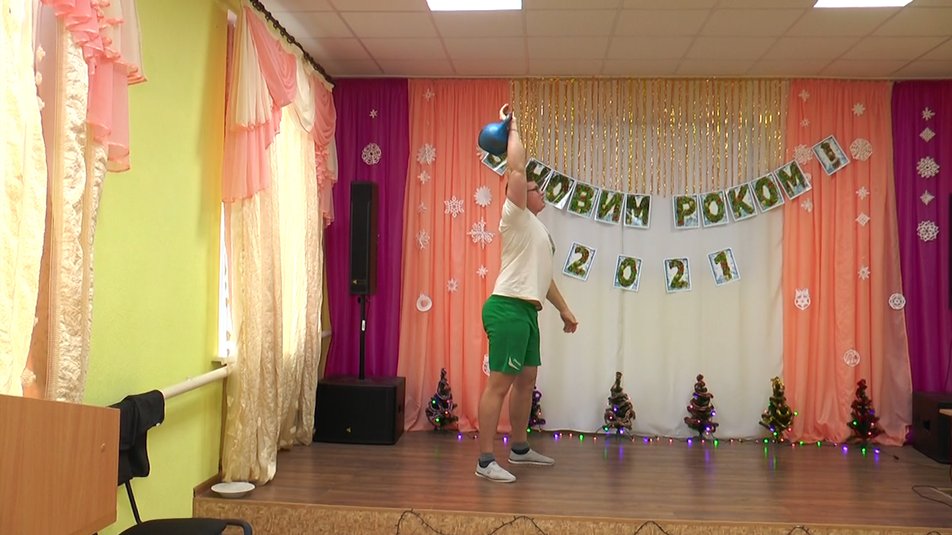 Спортсмен из Луганщины поднял гирю 2021 раз: видео
