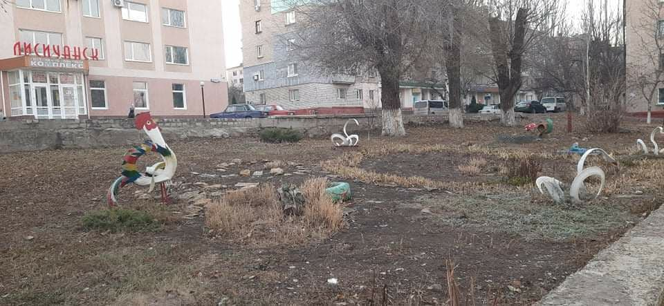У Лисичанську прибрали фігури з шин