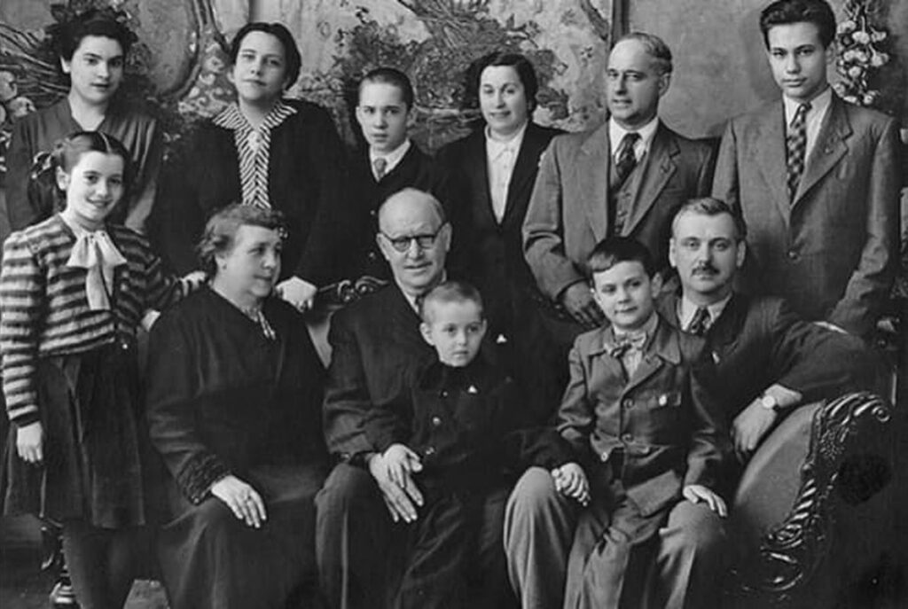 Даже изобретательница для Дома Шанель в Париже. Три знаменитости родом из Славянска