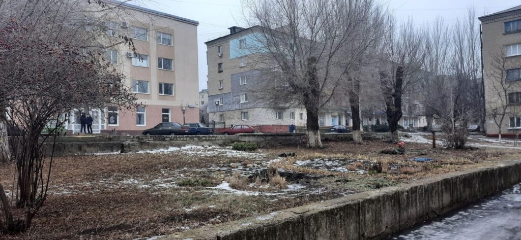 У Лисичанську прибрали фігури з шин