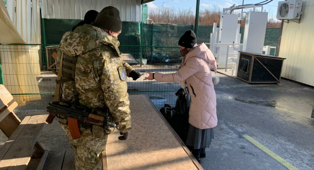 В ДПСУ повідомили про роботу КПВВ Донбасу за тиждень: 8 осіб частково підробили документи