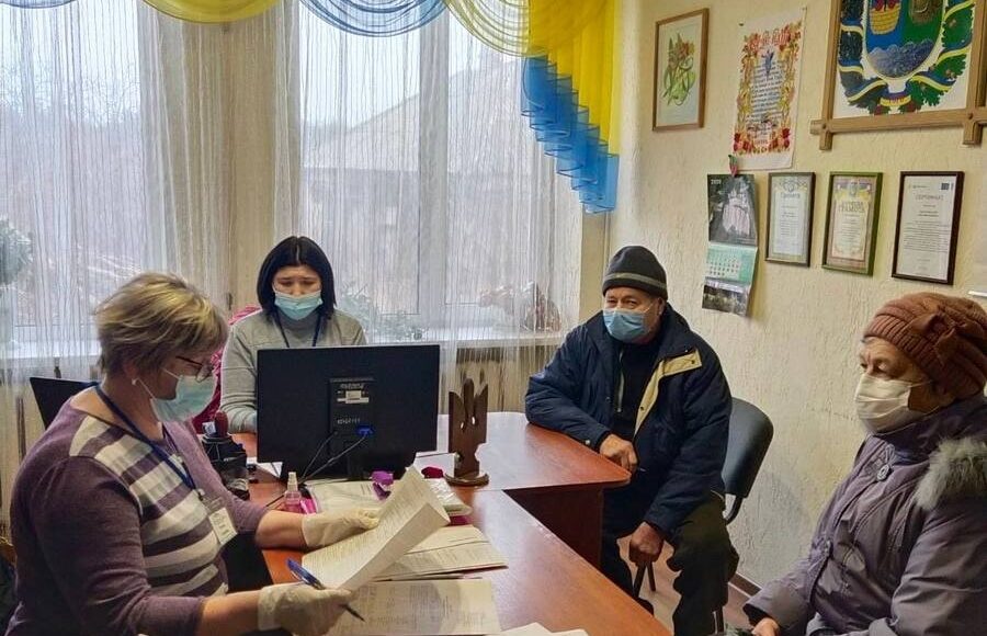 В Лимане специалисты выезжают к населению для оформления документов: как работает мобильный офис