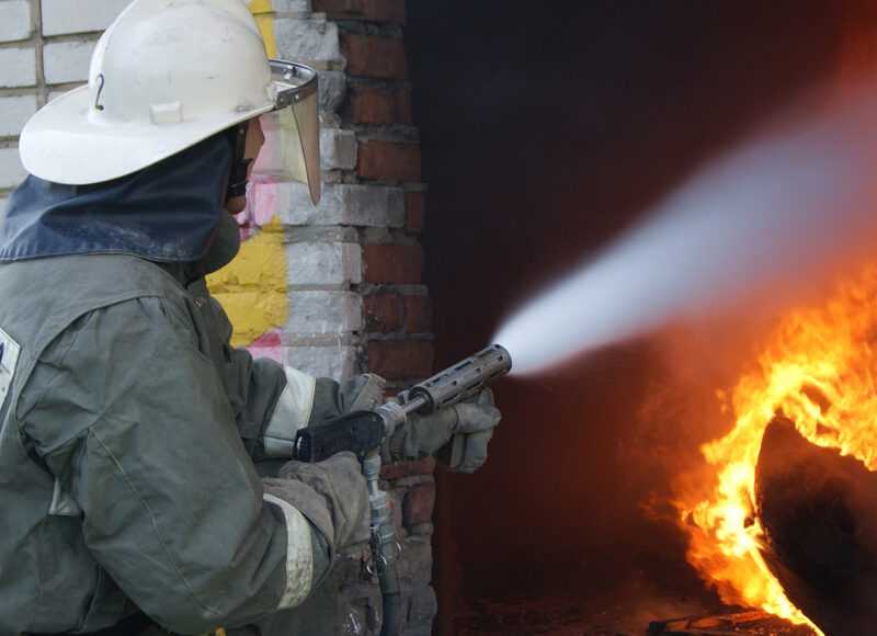 У Святогірську рятувальники гасять пожежу на базі відпочинку: відео