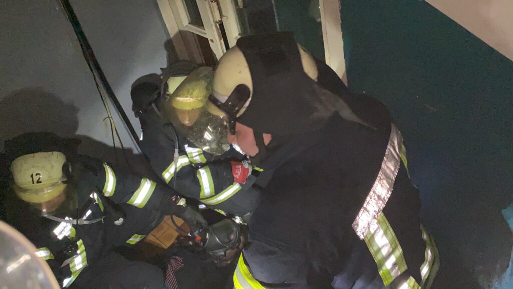 В Северодонецке спасатели ликвидировали масштабный пожар: из дома эвакуировали 18 человек