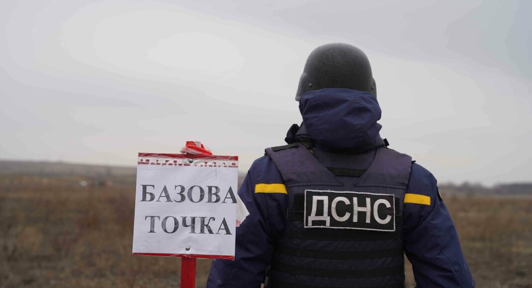 Унаслідок ворожого обстрілу міста Курахове поранений піротехнік