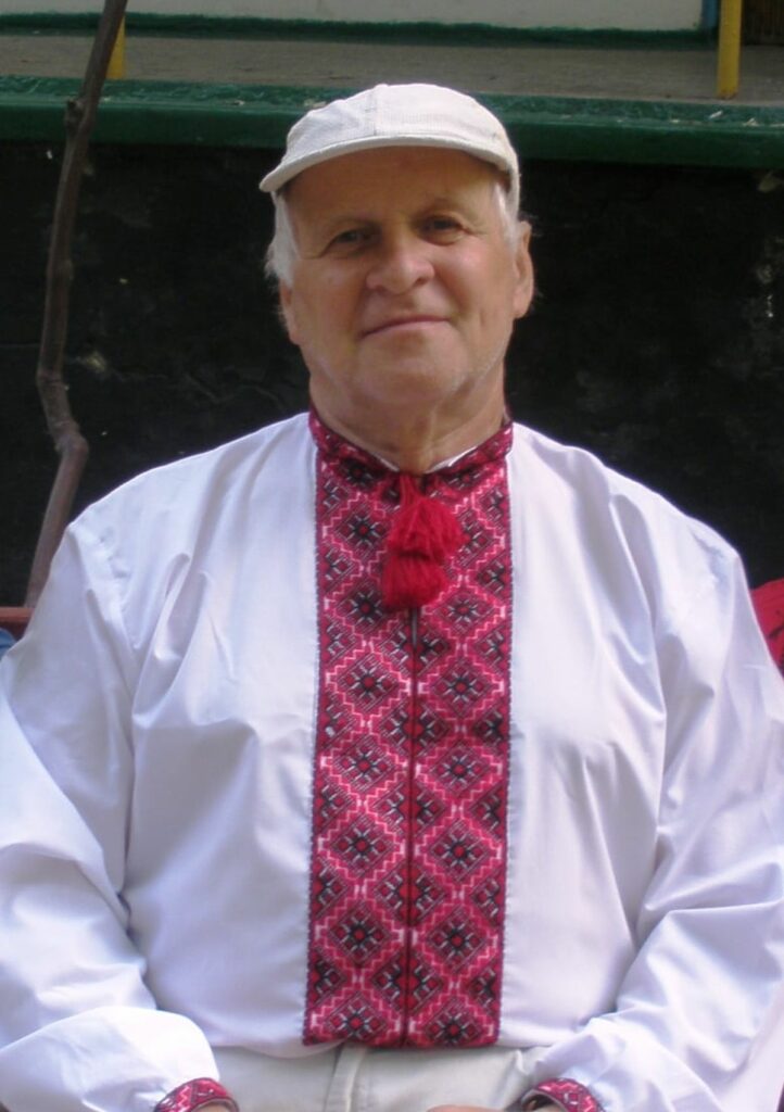 “В дитинстві не розумів російської”. Як 72-річний переселенець з Луганщини пише книгу про історію рідного села
