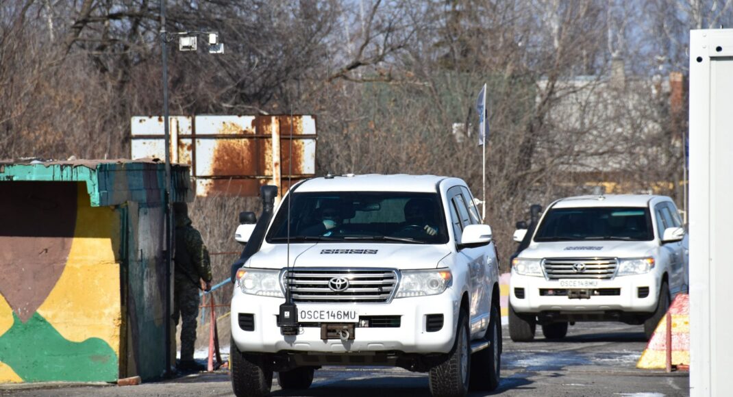 На КПП Оленівка бойовики НЗФ заблокували роботу ОБСЄ, вимагали огляду автомобіля