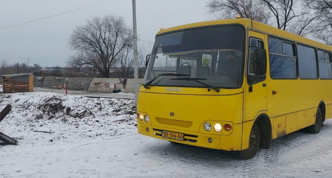 На КПВВ "Золотое" и "Счастье" запустили автобусы для перевозки людей через линию разграничения: фото