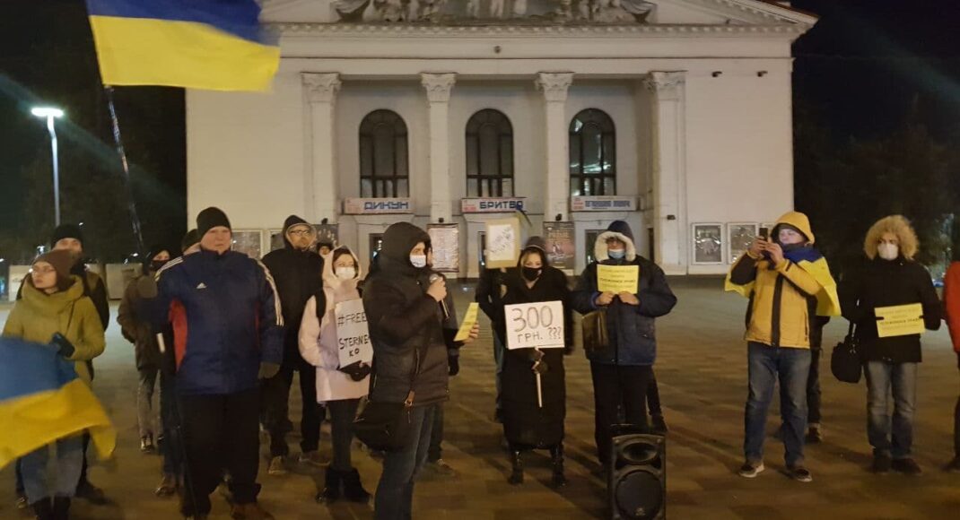 В Мариуполе прошла акция в поддержку осужденного на 7 лет активиста Стерненко из Одессы