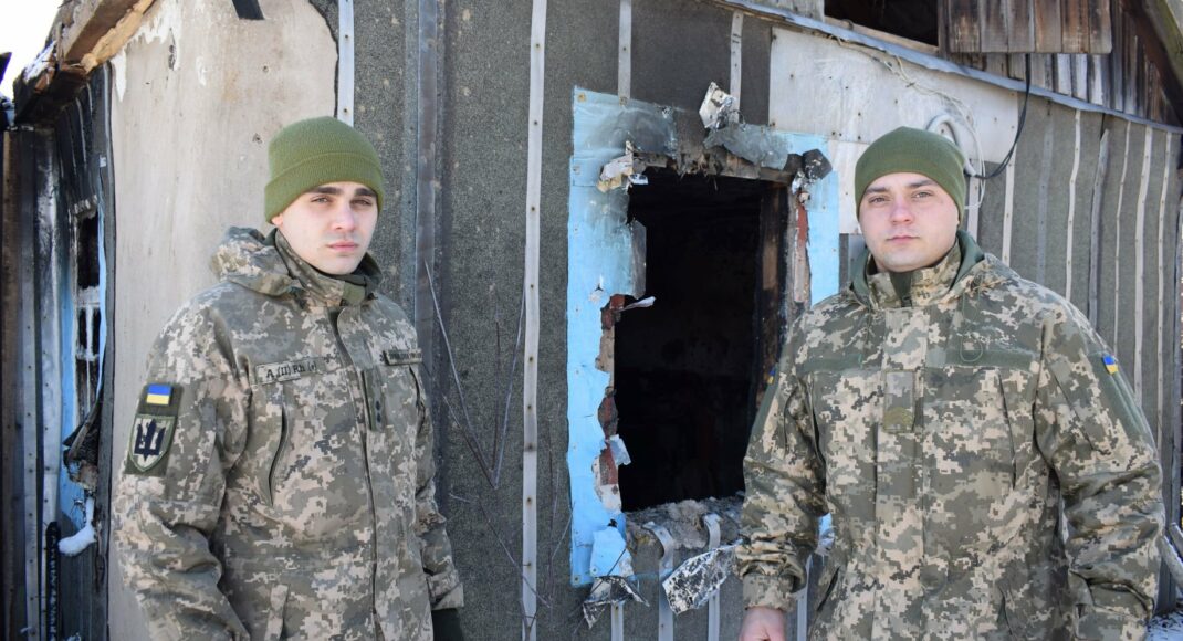 На Луганщине военные спасли мужчину во время пожара