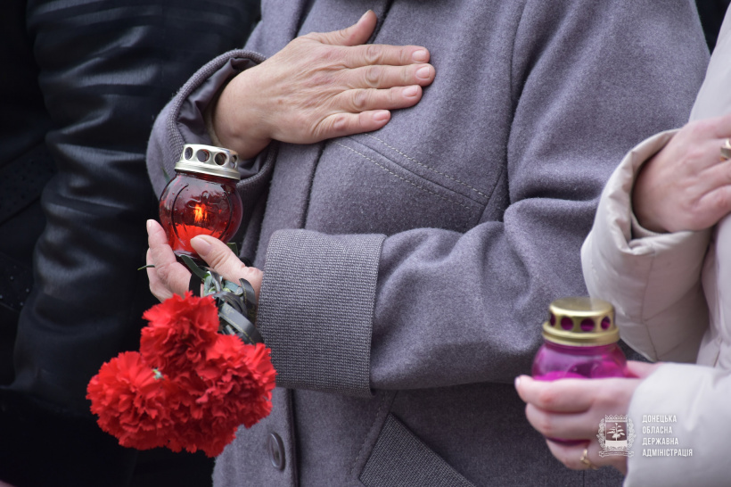 У Бахмуті вшанували пам'ять загиблих мирних жителів під час артобстрілу в місті: фото