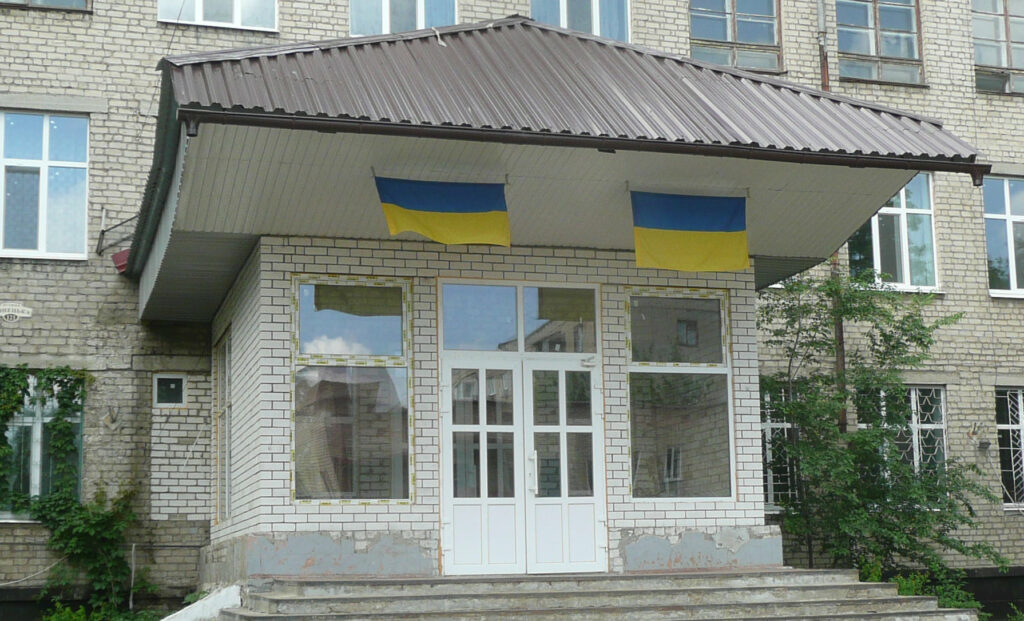 В ожидании ВГА. Почему в прифронтовых громадах Луганщины бюджетники остались без зарплат