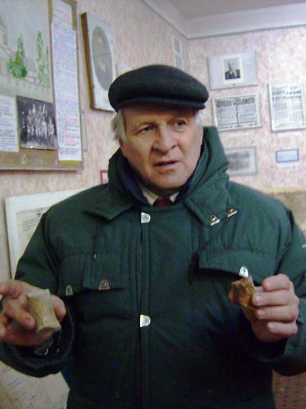 “В дитинстві не розумів російської”. Як 72-річний переселенець з Луганщини пише книгу про історію рідного села