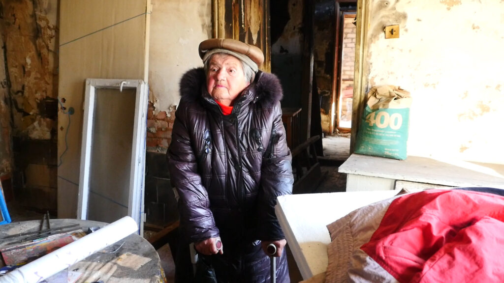 Остаться без дома после пожара и не сидеть сложа руки. История 92-летней уличной музыкантки Славянска