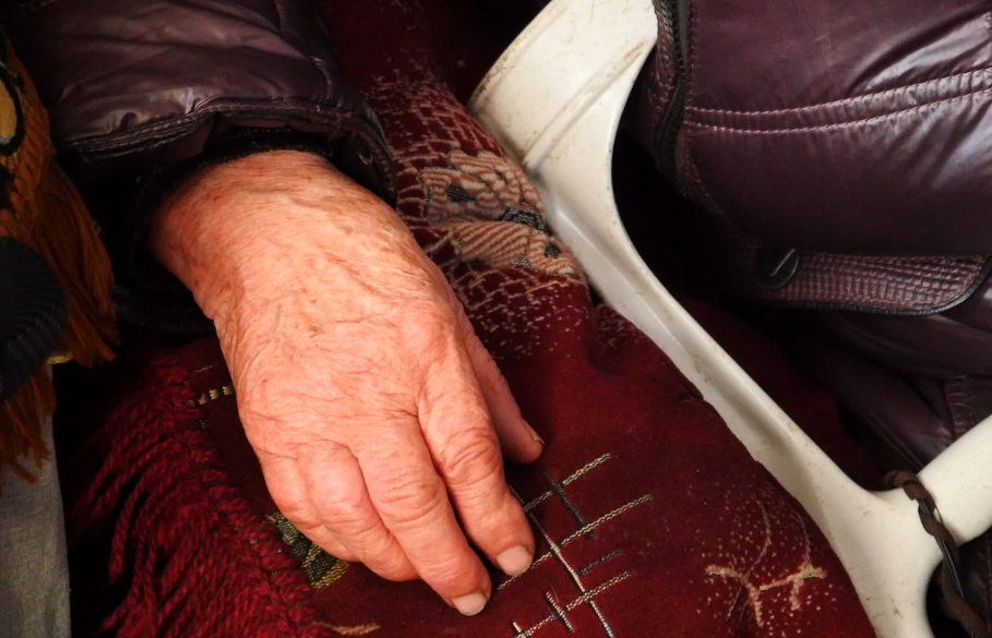 Остаться без дома после пожара и не сидеть сложа руки. История 92-летней уличной музыкантки Славянска