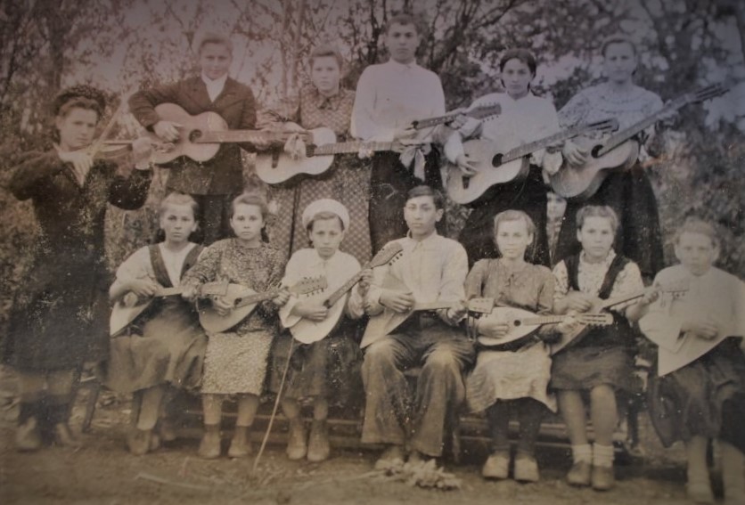 Остаться без дома после пожара и не сидеть сложа руки. История 92-летней уличной музыкантки Славянска