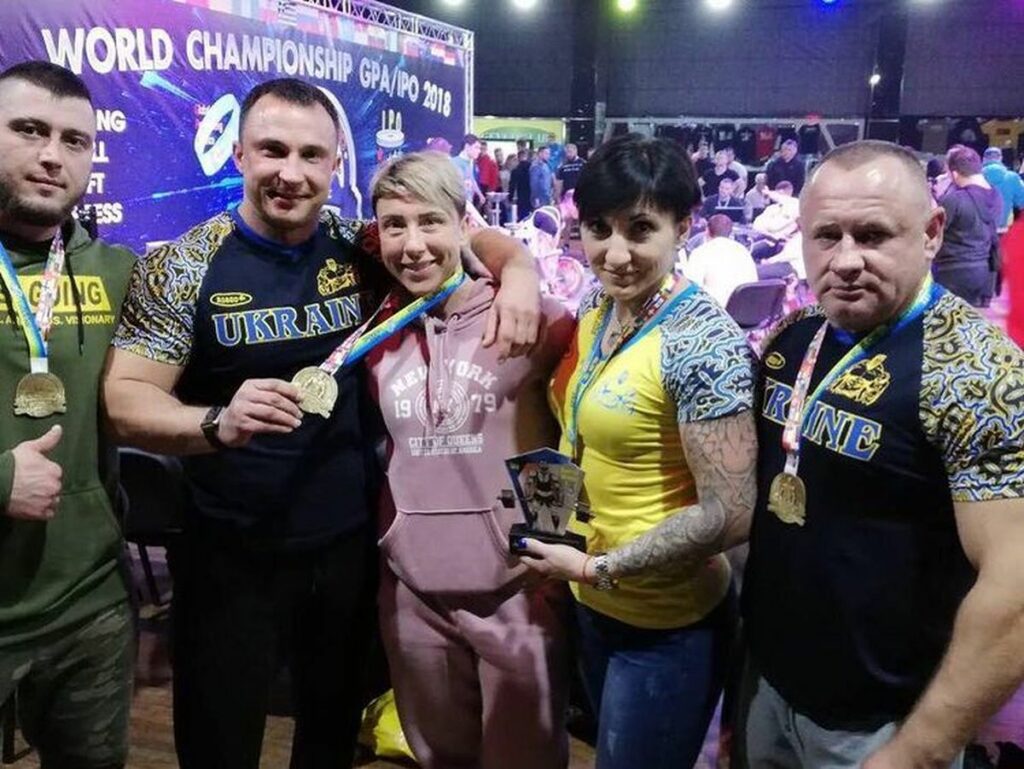 12 собак и мировые рекорды. История семьи пауэрлифтеров из Северодонецка