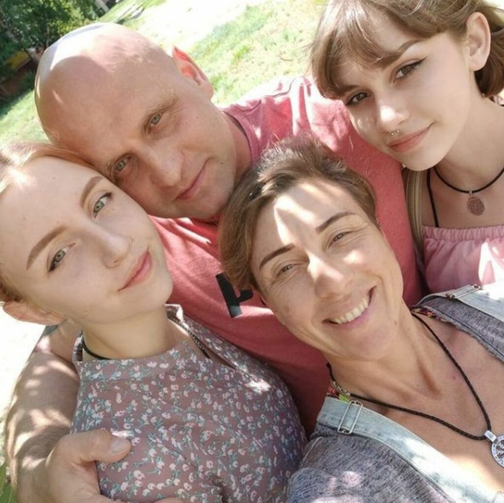 12 собак и мировые рекорды. История семьи пауэрлифтеров из Северодонецка