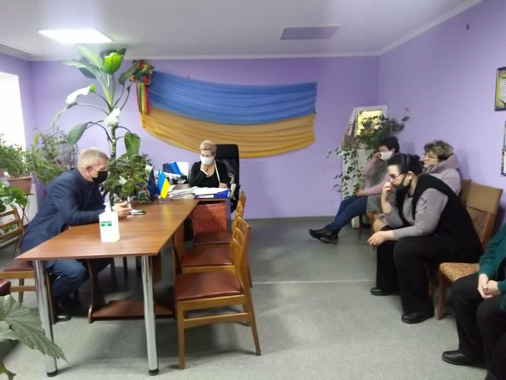 В ожидании ВГА. Почему в прифронтовых громадах Луганщины бюджетники остались без зарплат