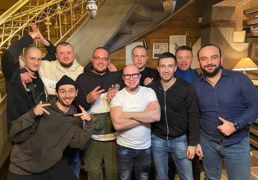 В социальных сетях поделились фотографией российского репера Гуфа с фанатами в ОРДО