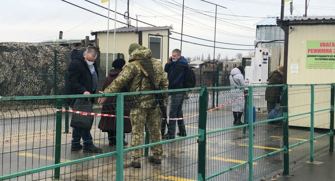 В Минреинтеграции начали опрос людей на КПВВ об их готовности к вакцинации от COVID
