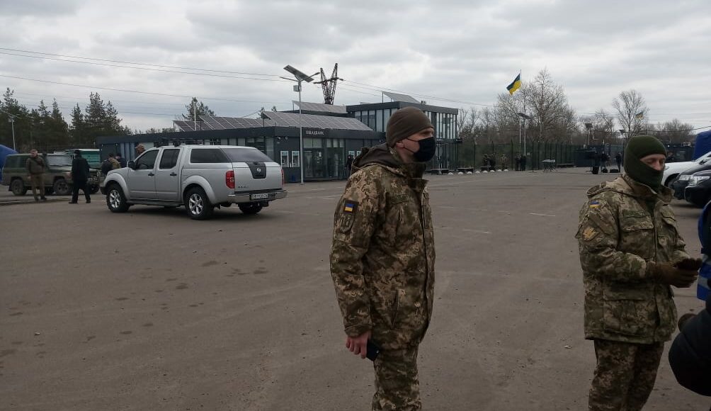 Зеленський прибув в Щастя, на КПВВ перекрили ЦНАП