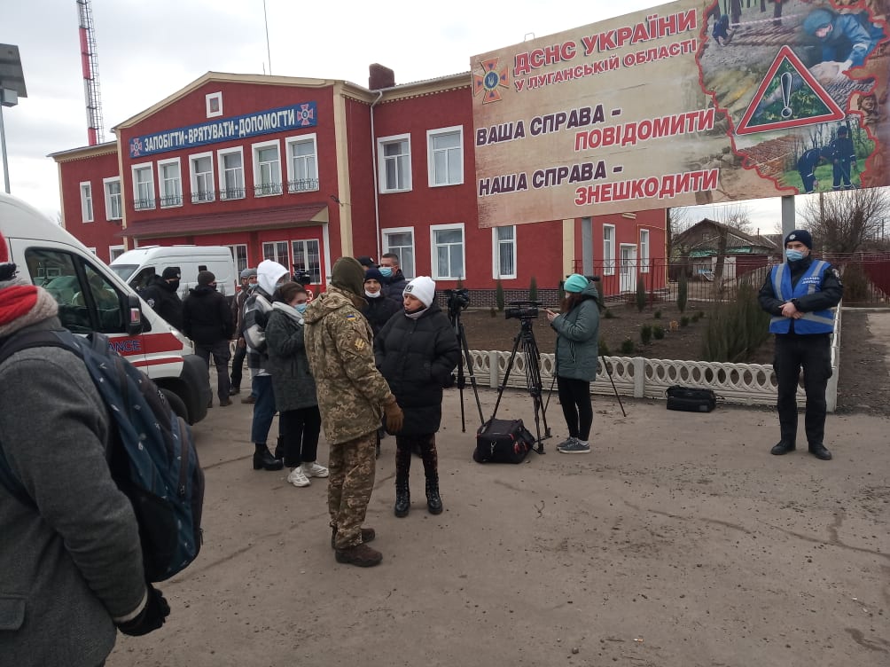 Зеленский прибыл в Счастье, на КПВВ перекрыли ЦНАП