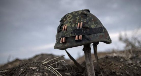Ярош показал пробитую пулей НВФ на Донбассе военную каску бойца ВСУ