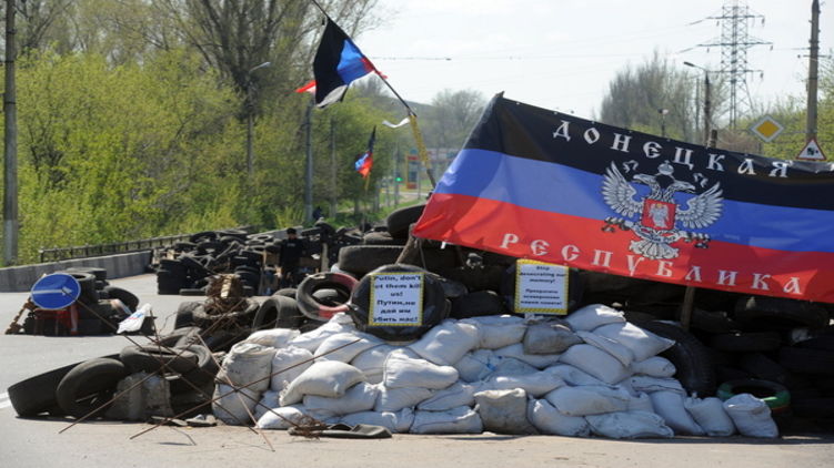 В окупованому Донецьку входи важливих будівель забарикадували мішками з піском