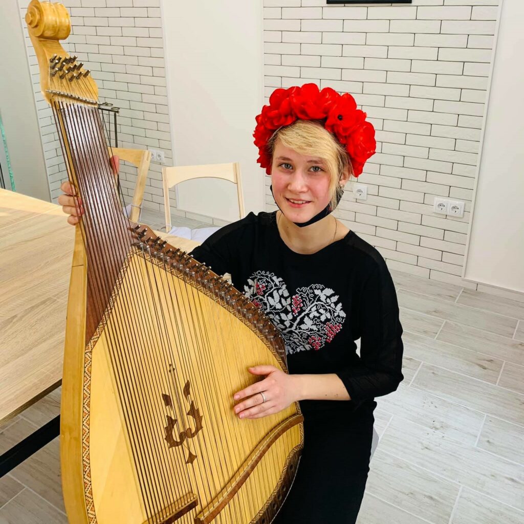 бандура дівчина Маріуполь1